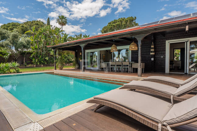 Villa privée en bois solaire à Elviria — Suite de jardin, piscine et bureau