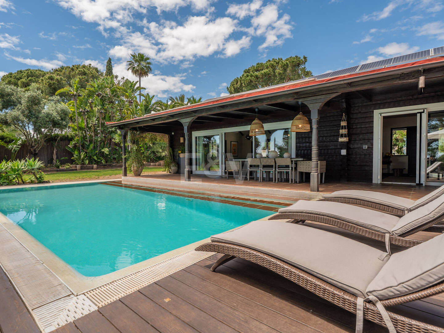 Villa privada de madera con energía solar en Elviria: jardín plano, piscina y despacho