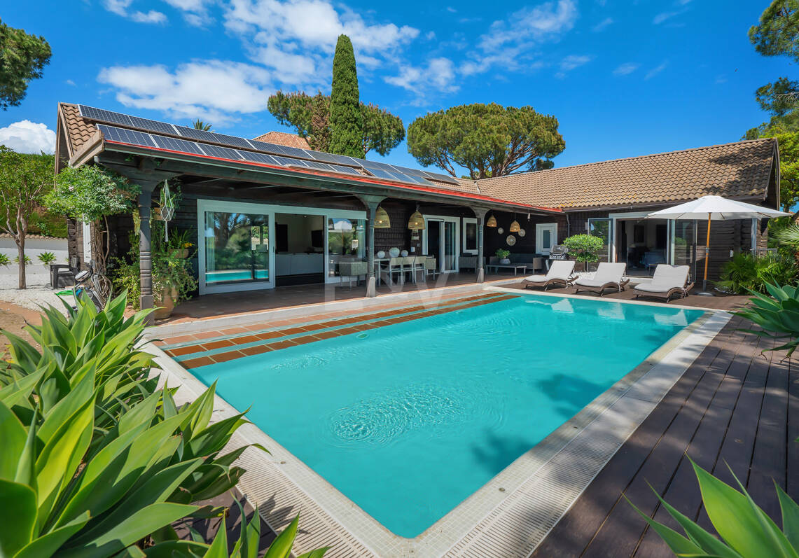 Villa privée en bois solaire à Elviria — Suite de jardin, piscine et bureau