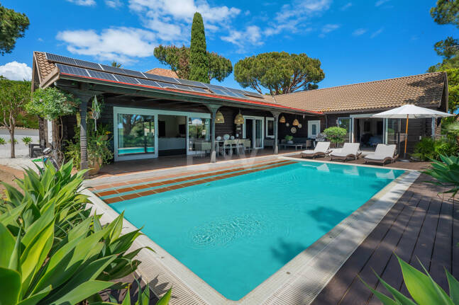 Villa privée en bois solaire à Elviria — Suite de jardin, piscine et bureau