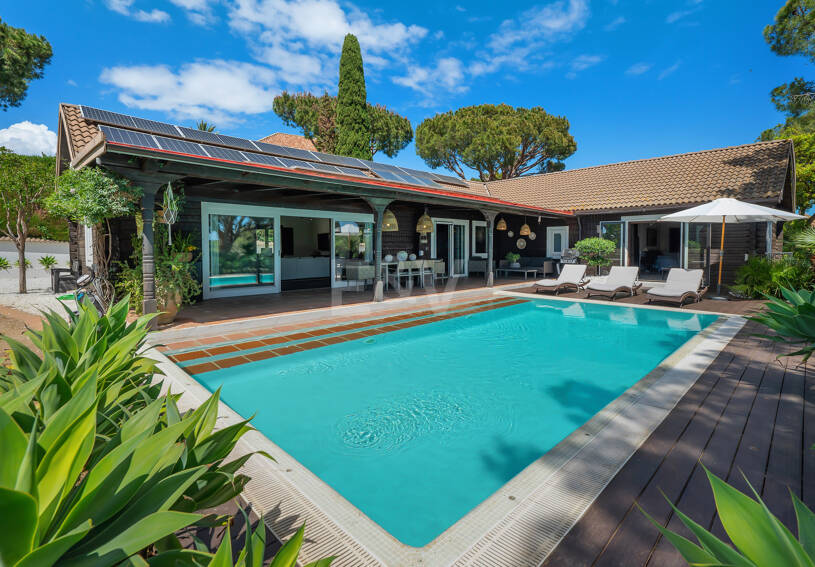 Villa privée en bois solaire à Elviria — Suite de jardin, piscine et bureau