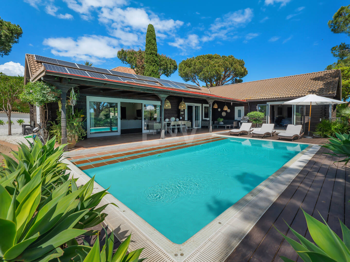 Villa privée en bois solaire à Elviria — Suite de jardin, piscine et bureau
