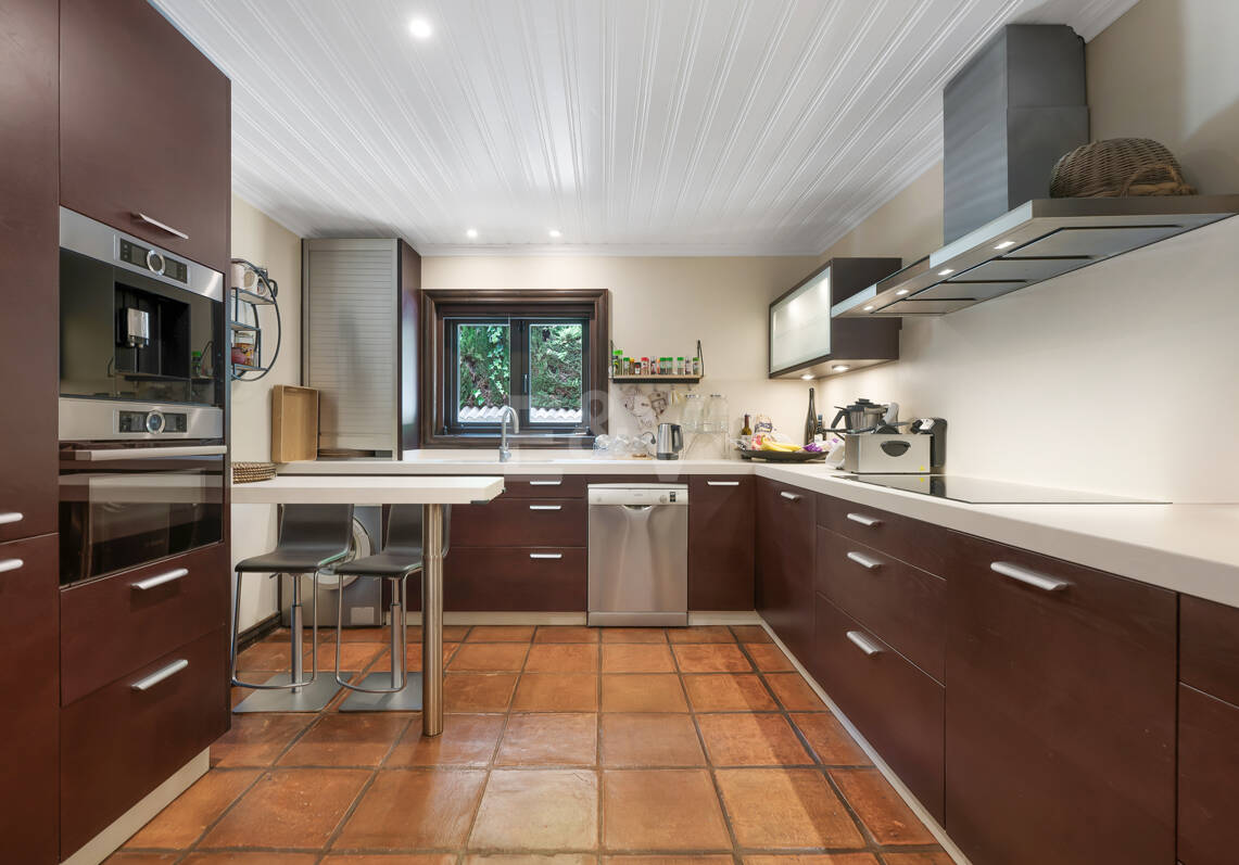 Villa privée en bois solaire à Elviria — Suite de jardin, piscine et bureau
