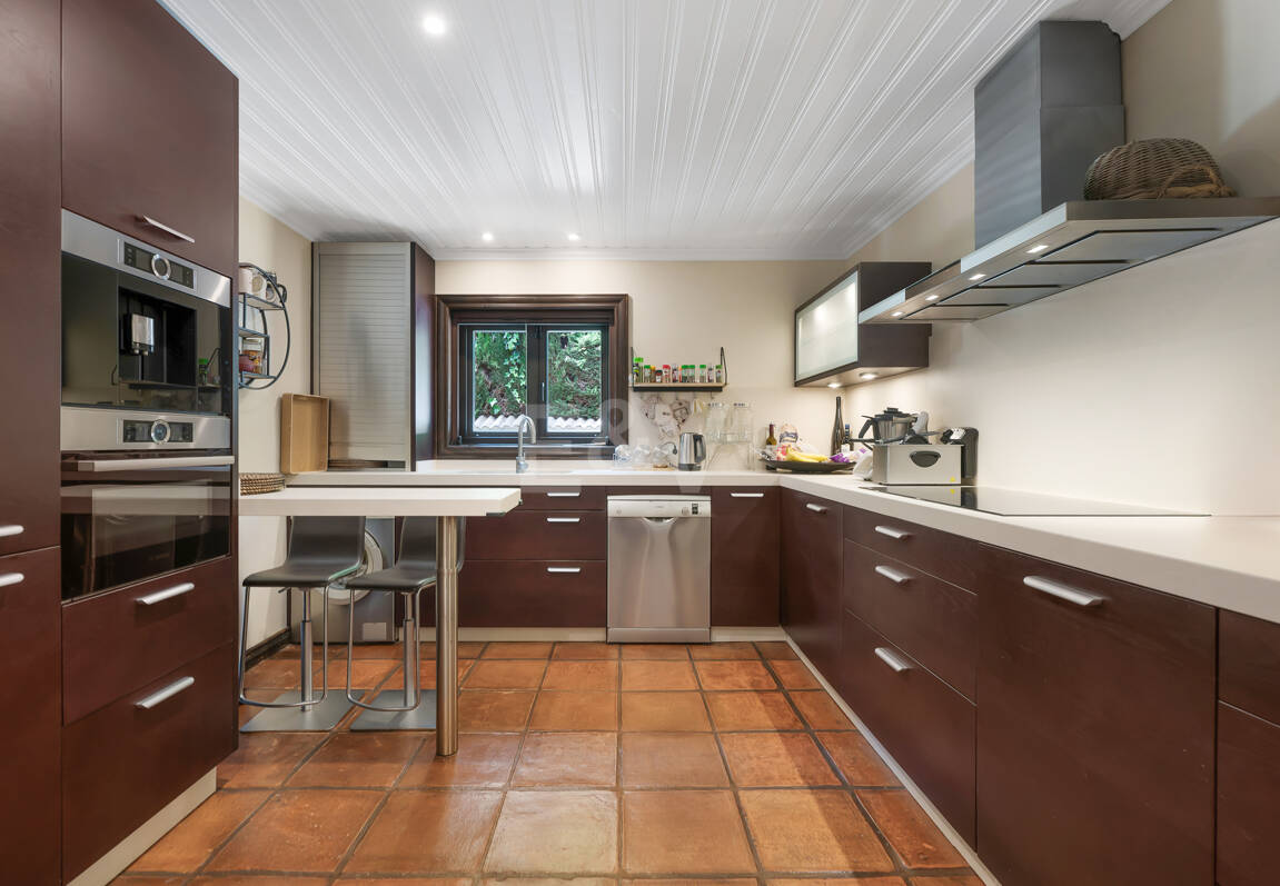 Villa privée en bois solaire à Elviria — Suite de jardin, piscine et bureau