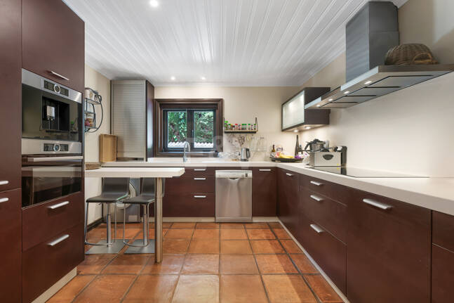 Villa privée en bois solaire à Elviria — Suite de jardin, piscine et bureau