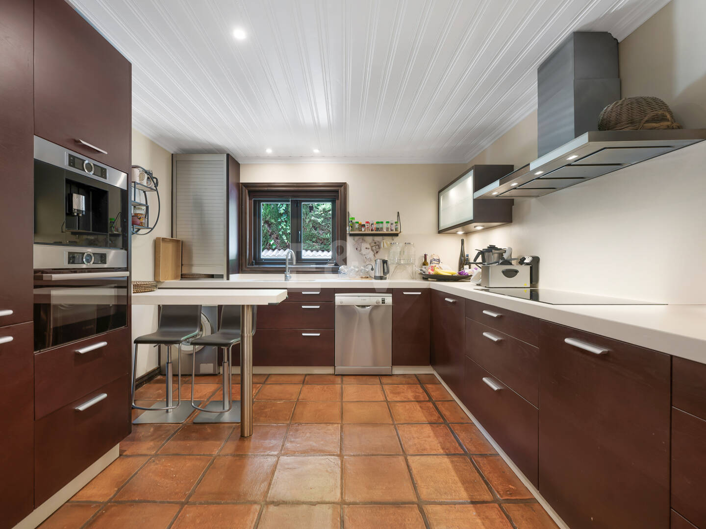 Villa privée en bois solaire à Elviria — Suite de jardin, piscine et bureau