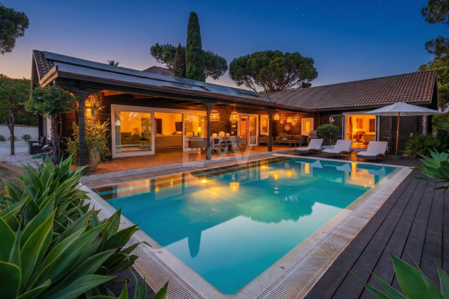 Villa privada de madera con energía solar en Elviria: jardín plano, piscina y despacho