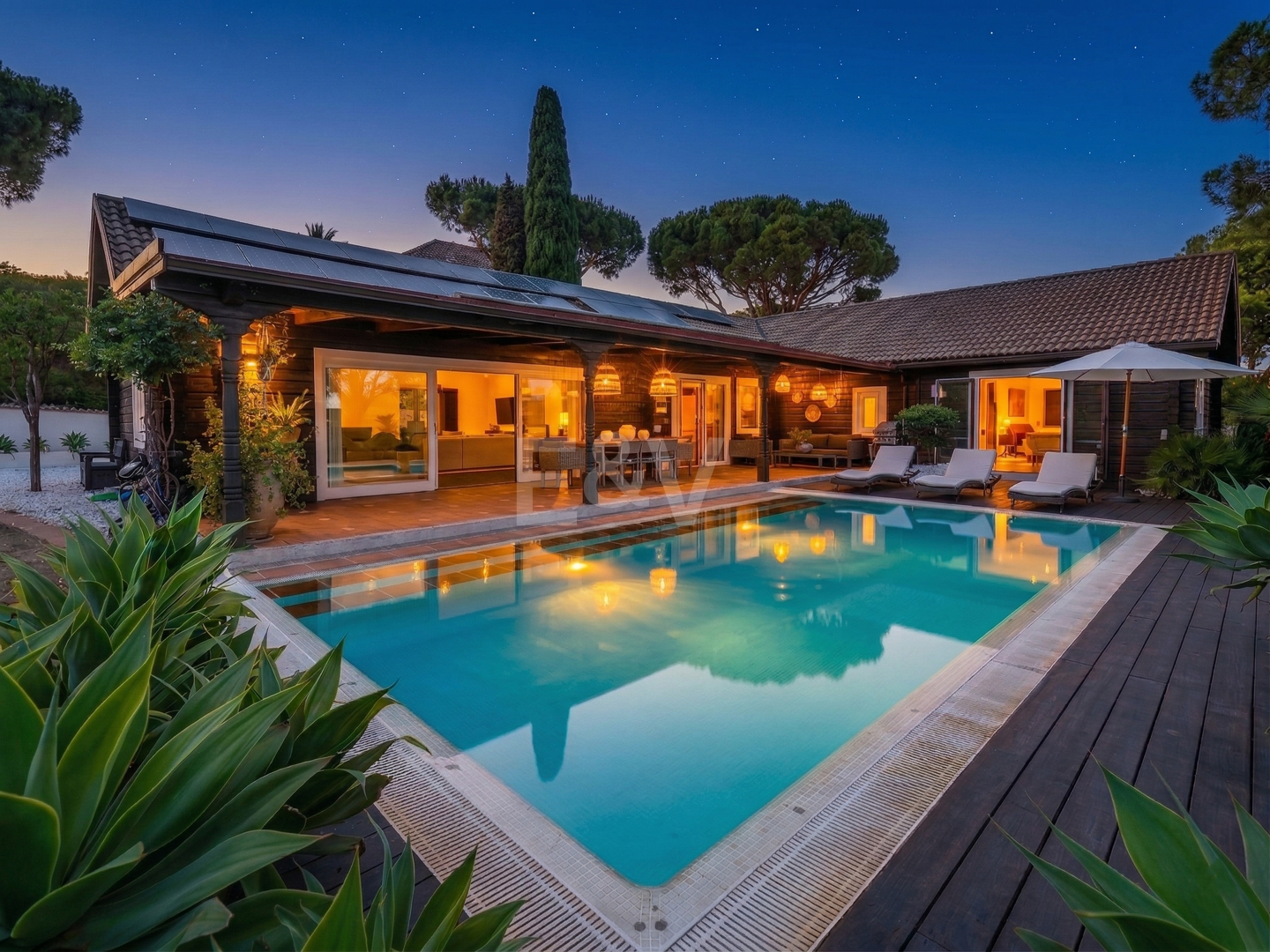 Villa privada de madera con energía solar en Elviria: jardín plano, piscina y despacho