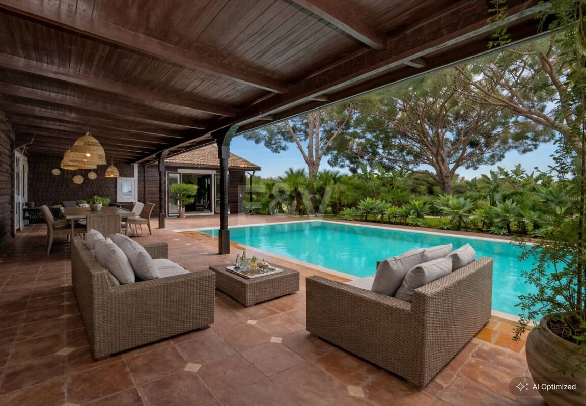 Villa privada de madera con energía solar en Elviria: jardín plano, piscina y despacho