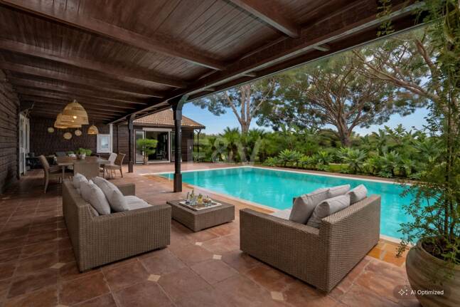 Villa privada de madera con energía solar en Elviria: jardín plano, piscina y despacho