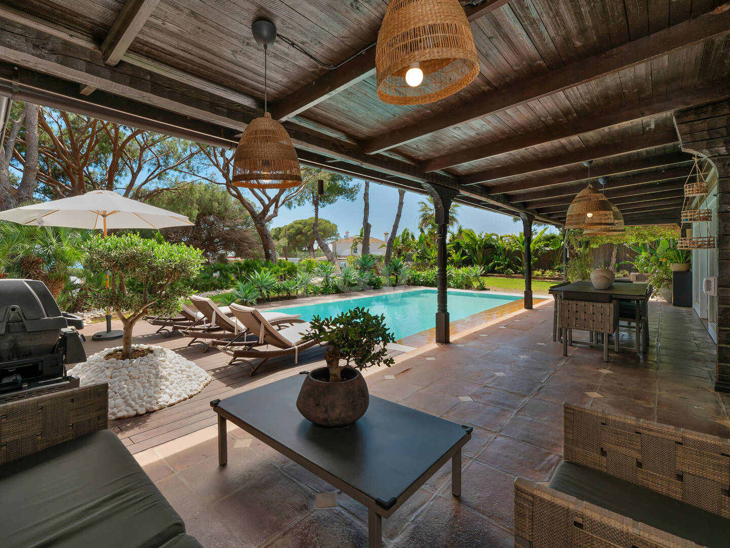 Villa privada de madera con energía solar en Elviria: jardín plano, piscina y despacho