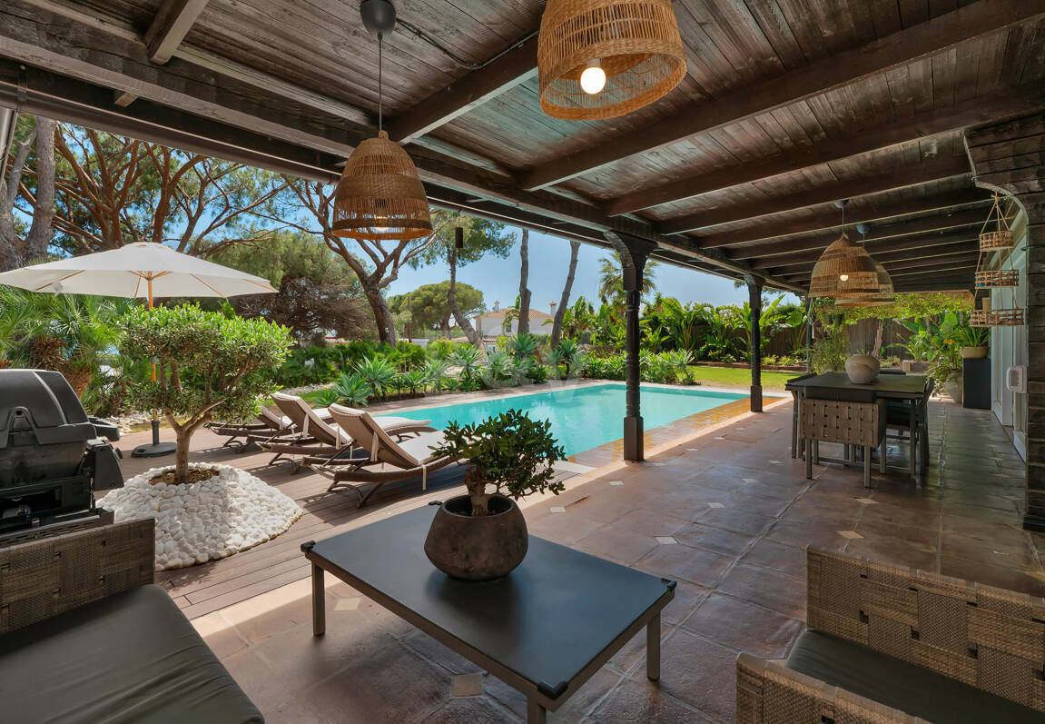 Villa privée en bois solaire à Elviria — Suite de jardin, piscine et bureau