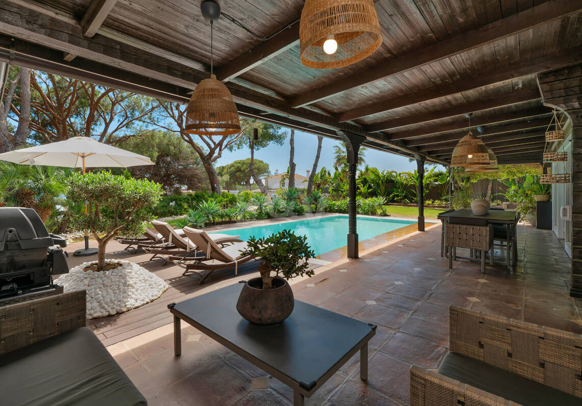 Villa privée en bois solaire à Elviria — Suite de jardin, piscine et bureau