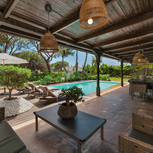 Villa privée en bois solaire à Elviria — Suite de jardin, piscine et bureau