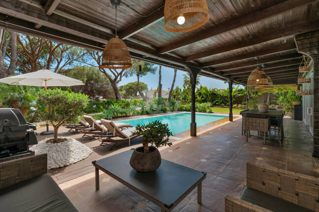 Villa privée en bois solaire à Elviria — Suite de jardin, piscine et bureau