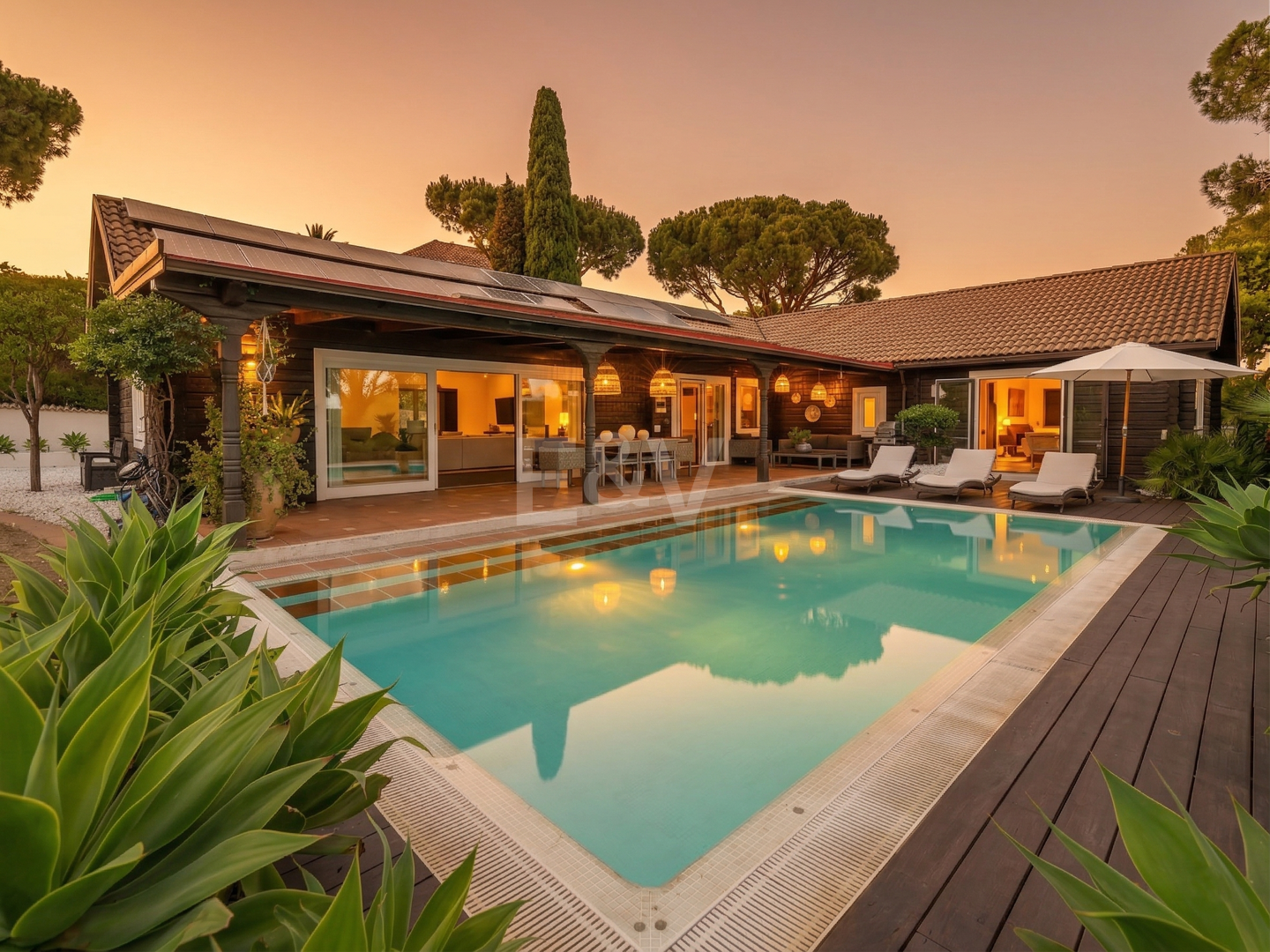 Privat Solar-Powered Wooden Villa i Elviria - Platt trädgård, Pool & Office Suite