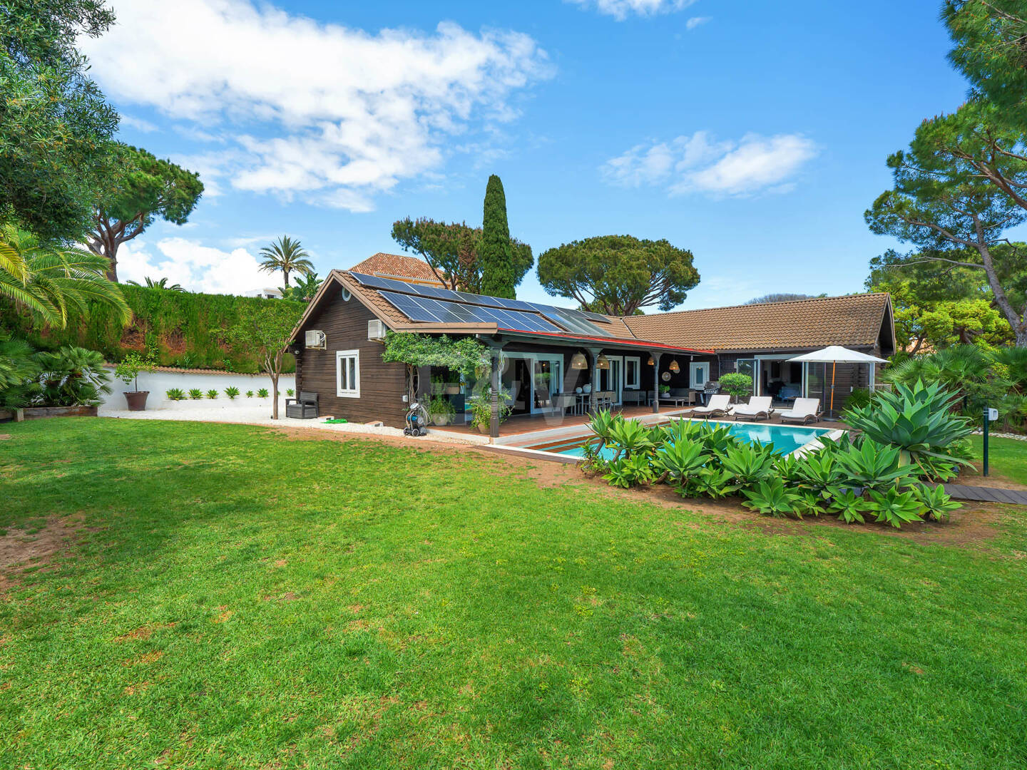 Villa privée en bois solaire à Elviria — Suite de jardin, piscine et bureau