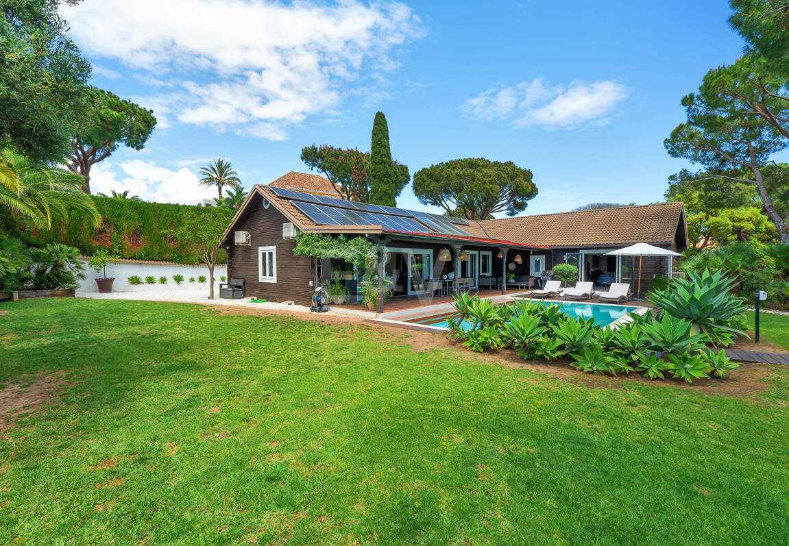 Villa privée en bois solaire à Elviria — Suite de jardin, piscine et bureau