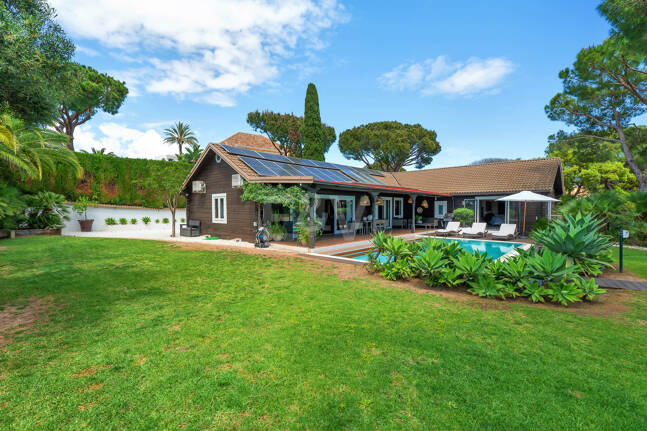 Villa privée en bois solaire à Elviria — Suite de jardin, piscine et bureau
