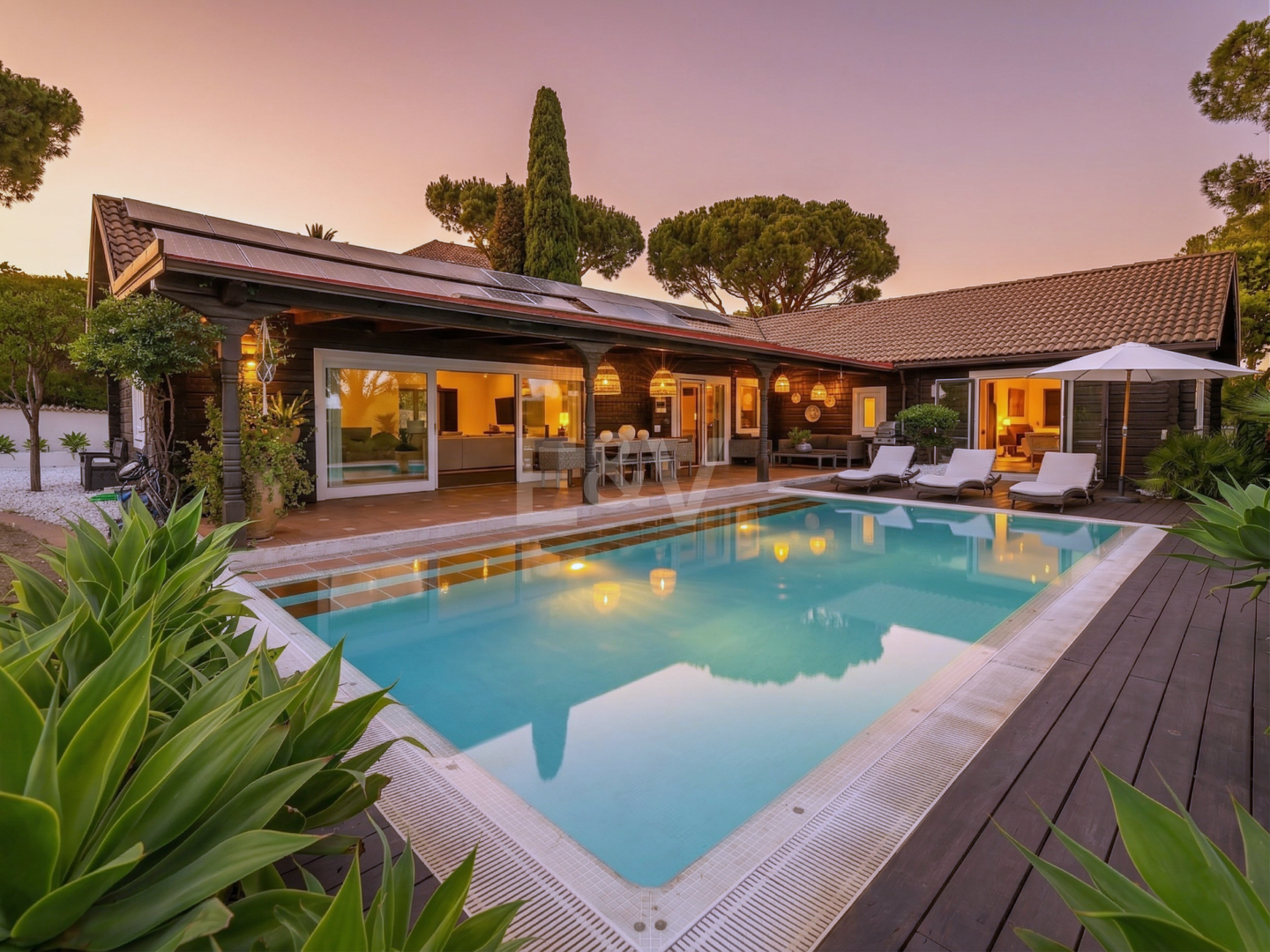 Villa privada de madera con energía solar en Elviria: jardín plano, piscina y despacho