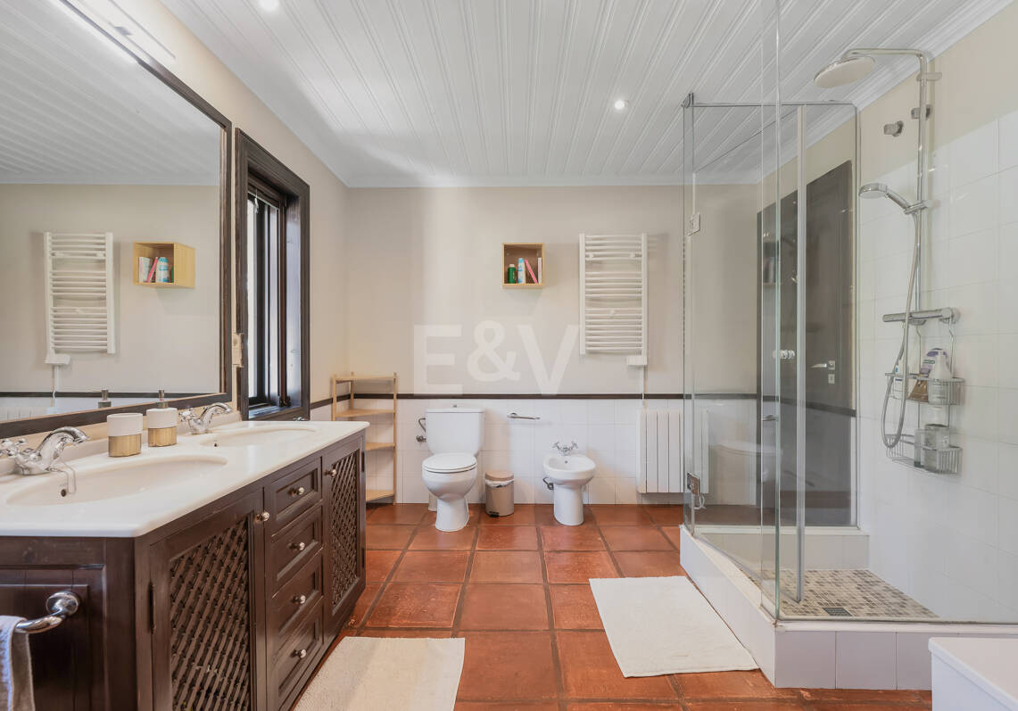 Villa privée en bois solaire à Elviria — Suite de jardin, piscine et bureau
