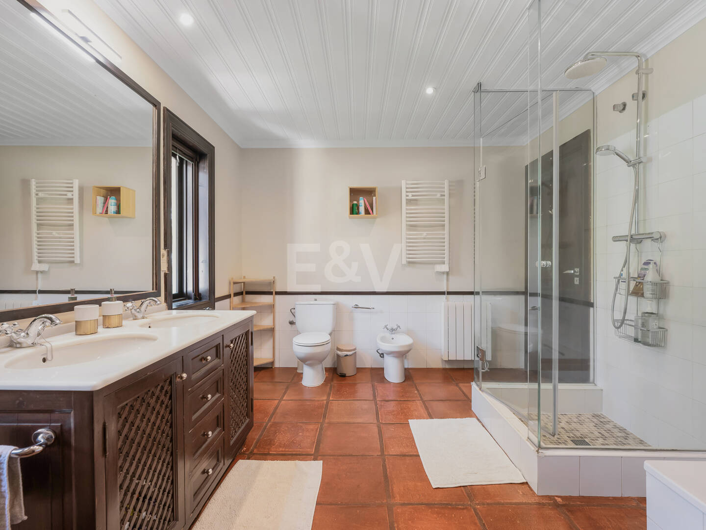 Villa privada de madera con energía solar en Elviria: jardín plano, piscina y despacho