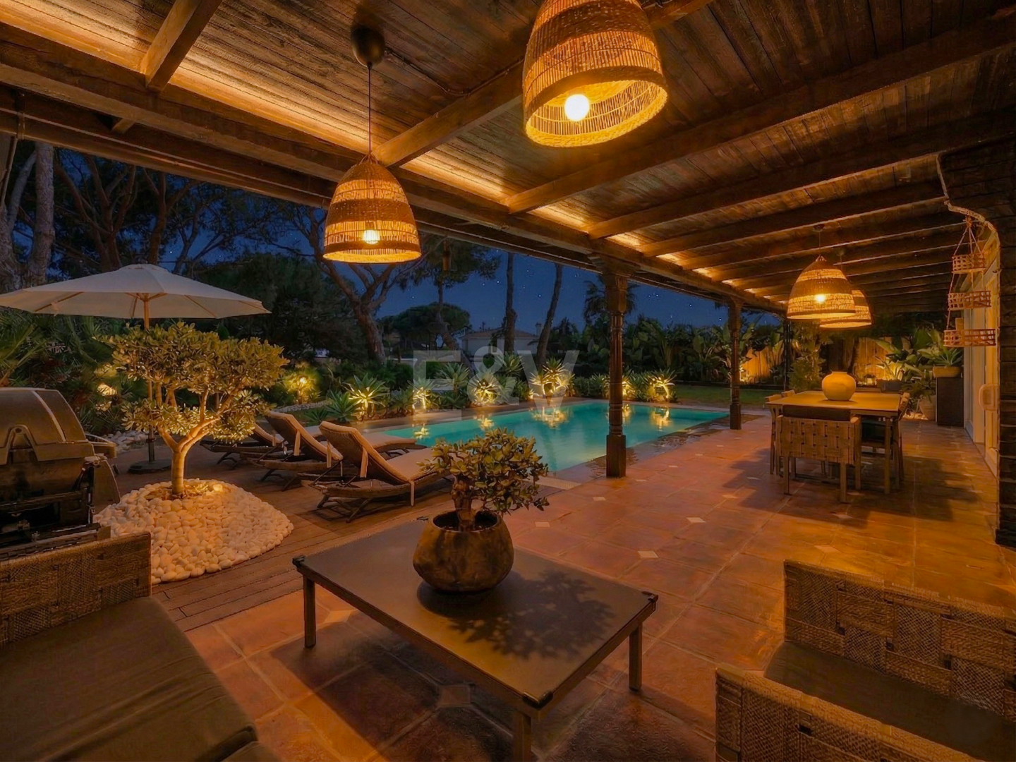 Villa privada de madera con energía solar en Elviria: jardín plano, piscina y despacho