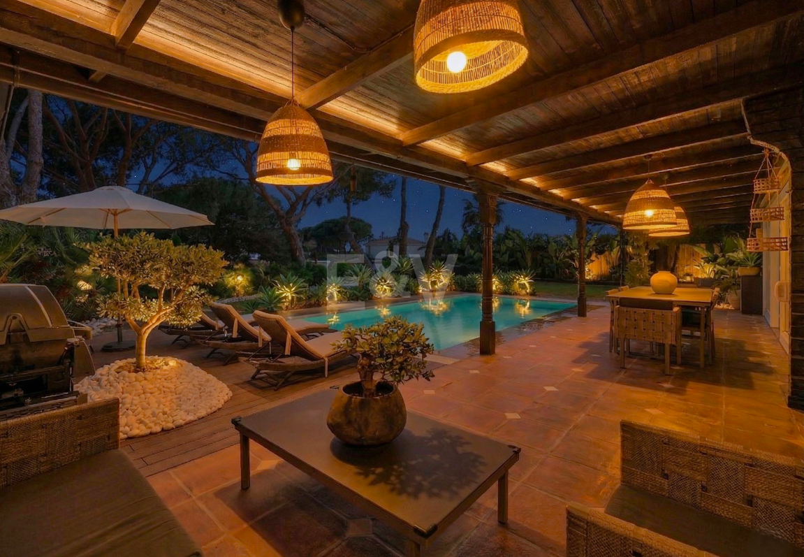 Villa privada de madera con energía solar en Elviria: jardín plano, piscina y despacho