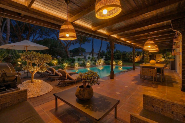 Villa privada de madera con energía solar en Elviria: jardín plano, piscina y despacho