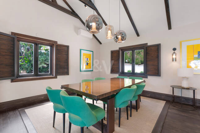 Villa privée en bois solaire à Elviria — Suite de jardin, piscine et bureau