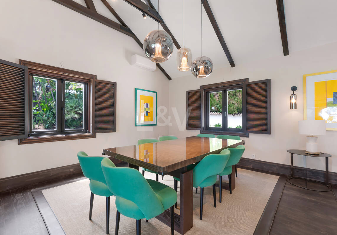 Villa privée en bois solaire à Elviria — Suite de jardin, piscine et bureau