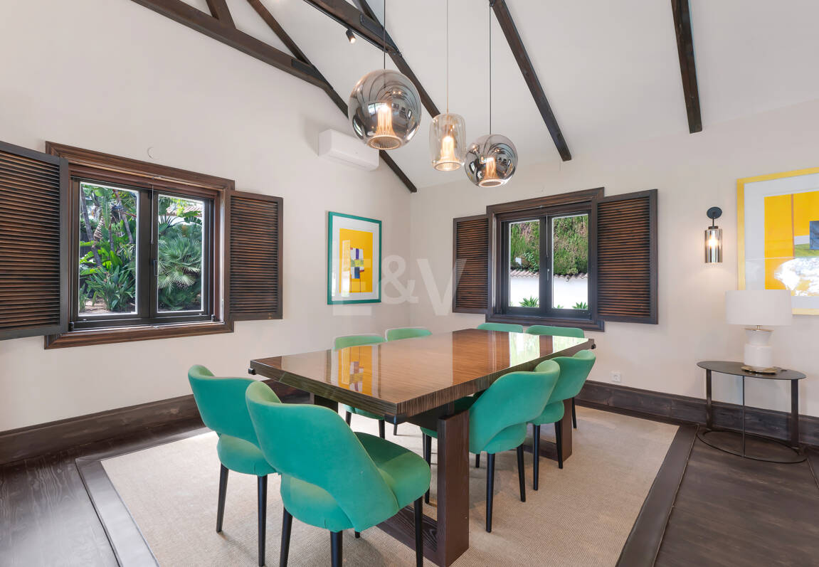 Villa privée en bois solaire à Elviria — Suite de jardin, piscine et bureau