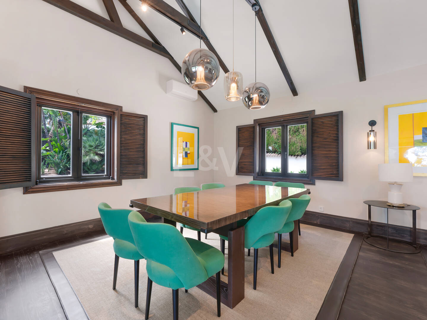 Villa privada de madera con energía solar en Elviria: jardín plano, piscina y despacho