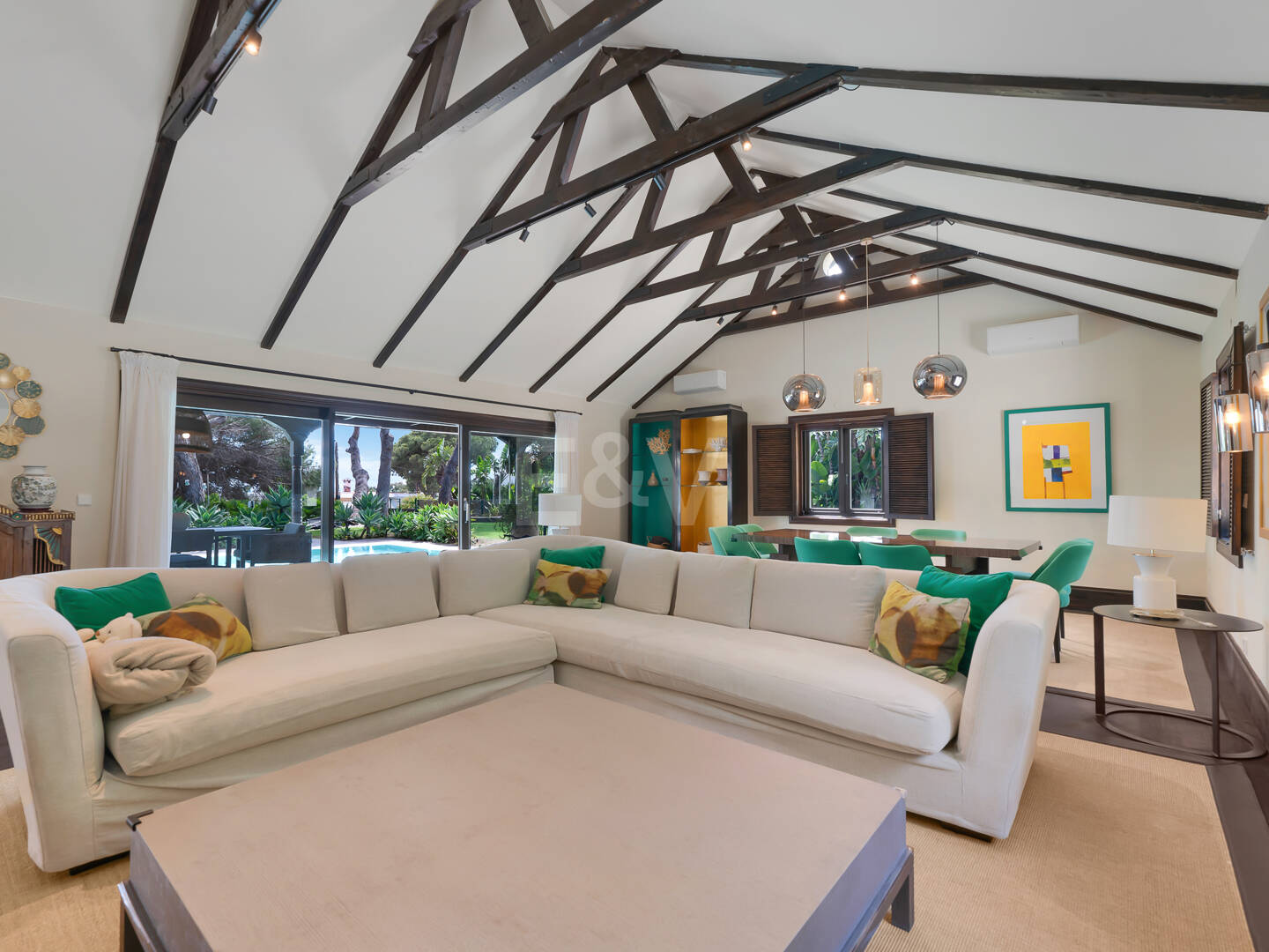 Villa privada de madera con energía solar en Elviria: jardín plano, piscina y despacho