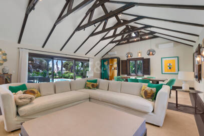 Villa privée en bois solaire à Elviria — Suite de jardin, piscine et bureau