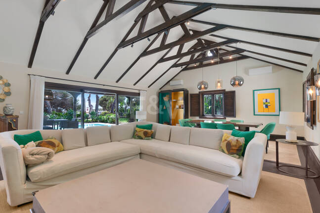 Villa privée en bois solaire à Elviria — Suite de jardin, piscine et bureau