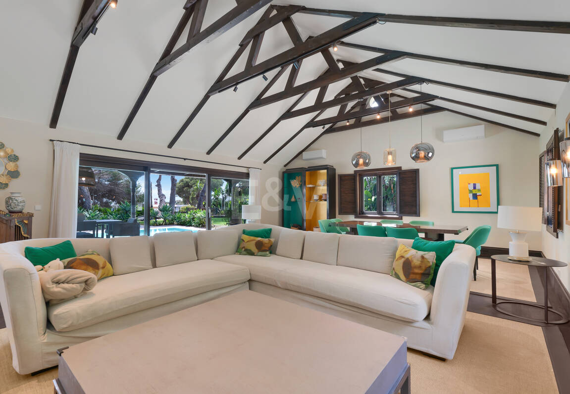 Villa privée en bois solaire à Elviria — Suite de jardin, piscine et bureau