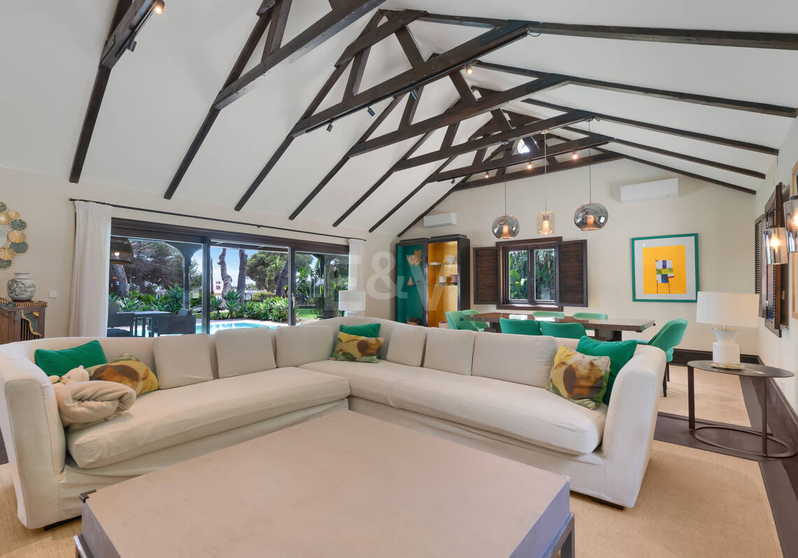 Villa privée en bois solaire à Elviria — Suite de jardin, piscine et bureau