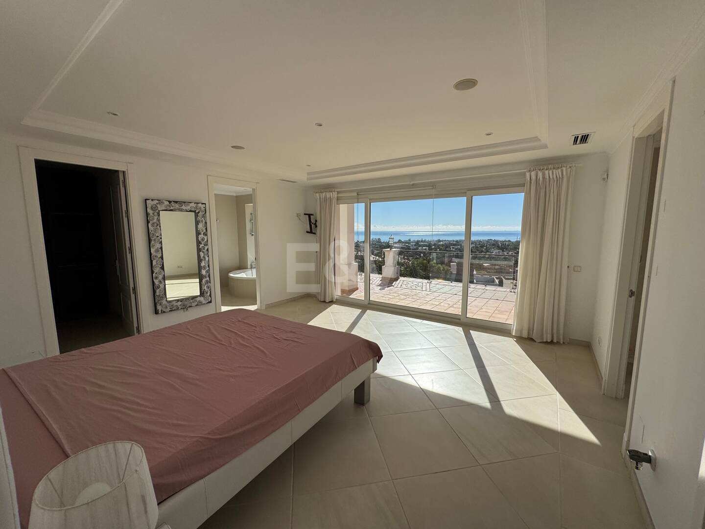 Villa exclusiva en Los Flamingos Golf con diseño clásico y comodidades de estilo resort