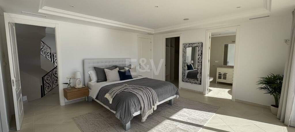 Villa exclusiva en Los Flamingos Golf con diseño clásico y comodidades de estilo resort