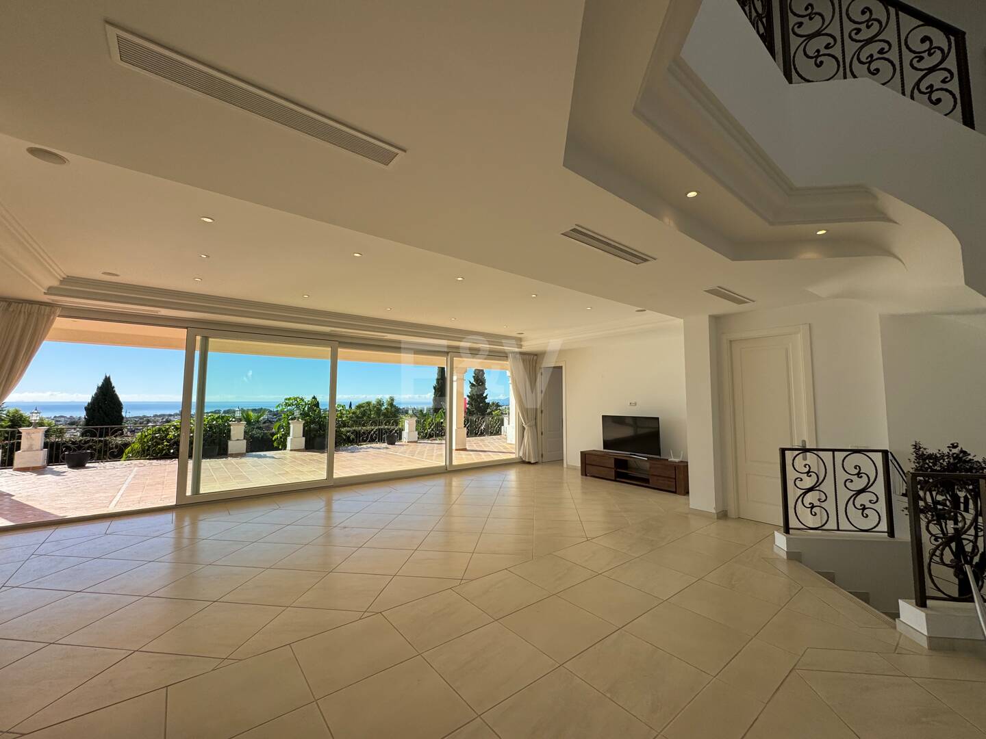 Villa exclusiva en Los Flamingos Golf con diseño clásico y comodidades de estilo resort