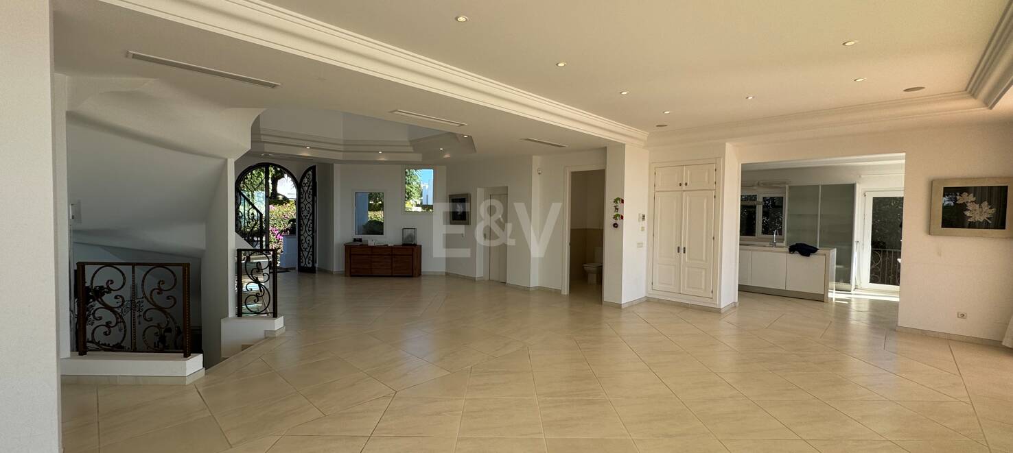 Exclusive Villa in Los Flamingos Golf with Classic Design and Resort-Style Amenities