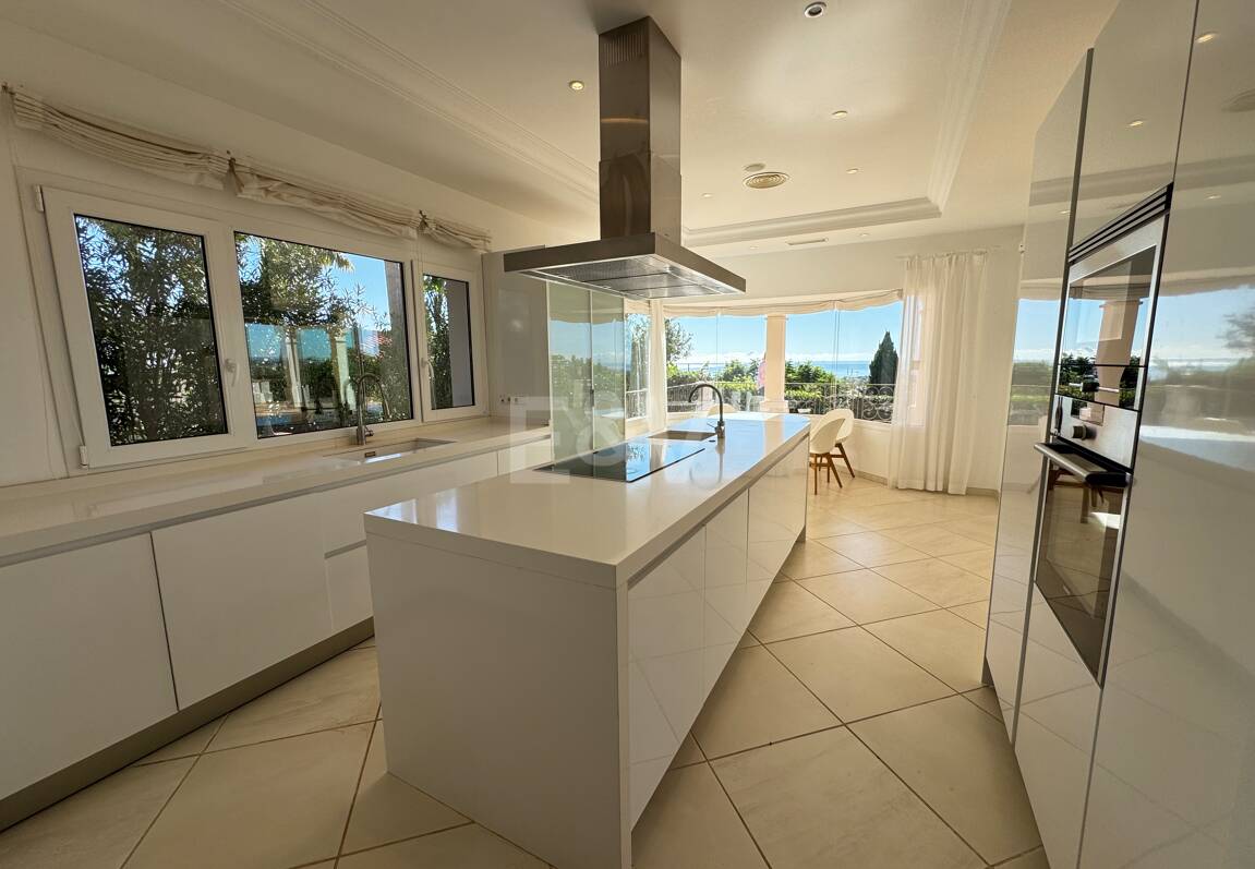 Exklusiv Villa i Los Flamingos Golf med klassisk design och Resort-Style bekvämligheter