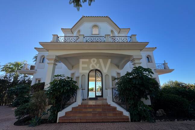 Exklusiv Villa i Los Flamingos Golf med klassisk design och Resort-Style bekvämligheter