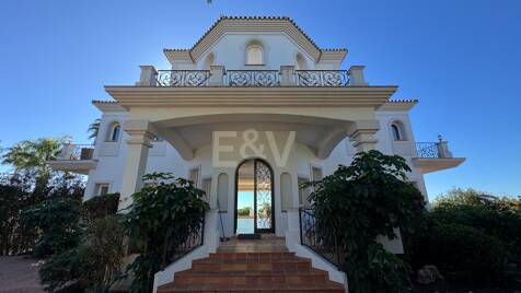 Villa exclusive à Los Flamingos Golf avec design classique et équipements Resort-Style