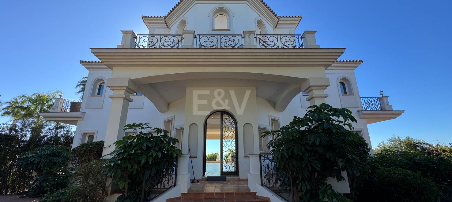 Exclusive Villa in Los Flamingos Golf with Classic Design and Resort-Style Amenities
