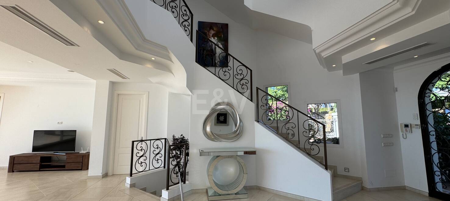 Exclusive Villa in Los Flamingos Golf with Classic Design and Resort-Style Amenities