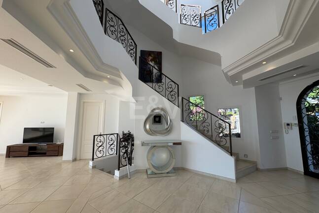 Exklusiv Villa i Los Flamingos Golf med klassisk design och Resort-Style bekvämligheter