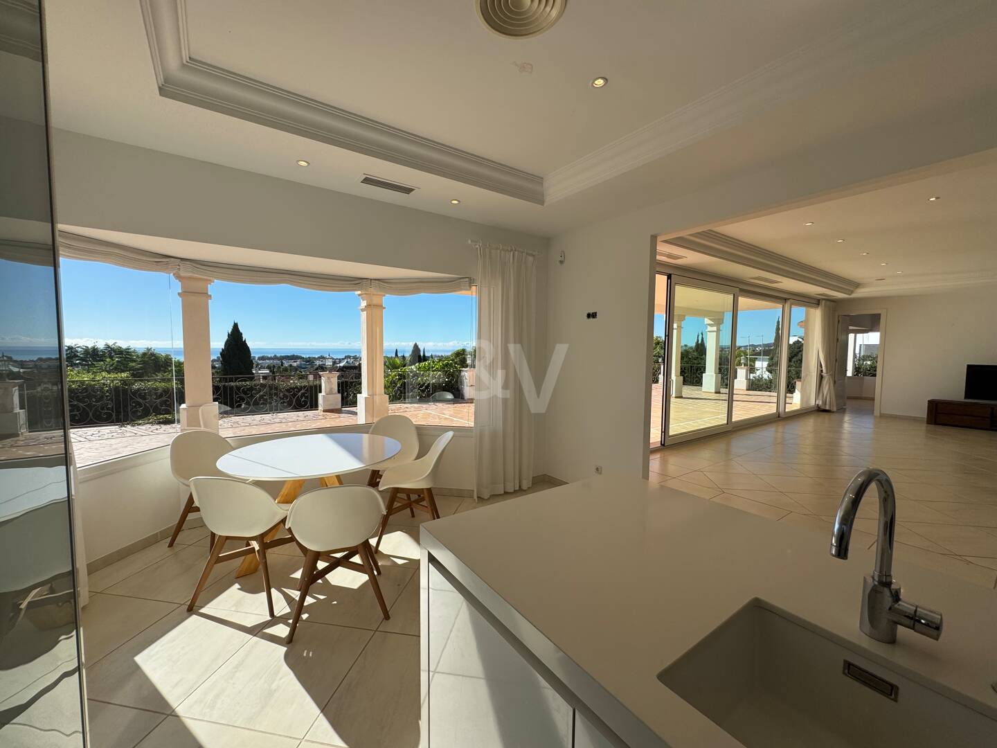 Villa exclusiva en Los Flamingos Golf con diseño clásico y comodidades de estilo resort