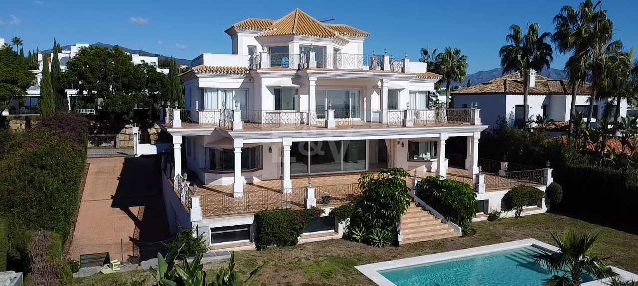 Exclusive Villa in Los Flamingos Golf with Classic Design and Resort-Style Amenities